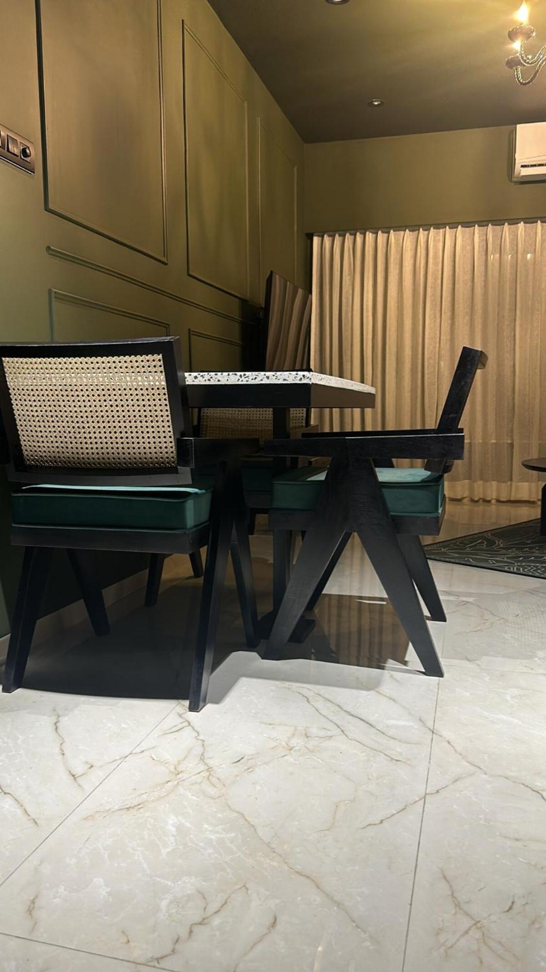 Plush Bandra West - Luxury 2bhk & Study Bombaj